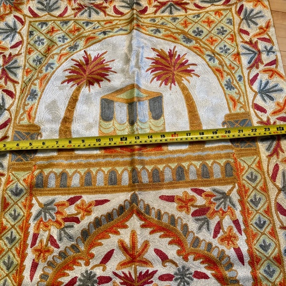 Spectacular Rug/Wall Hanging, made in Kashmir, India, purchased in Saudi Arabia. - Picture 5 of 6